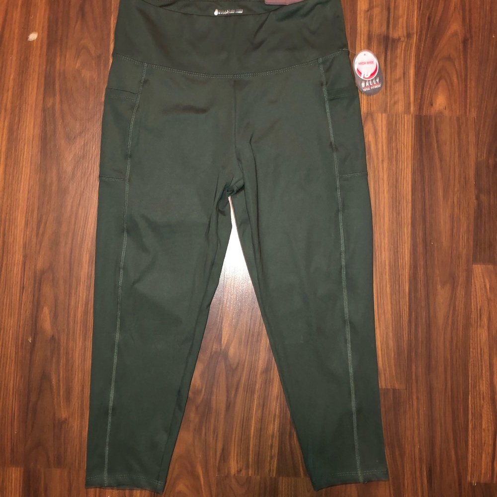Bally Total Fitness Mid Calf Capri leggings.